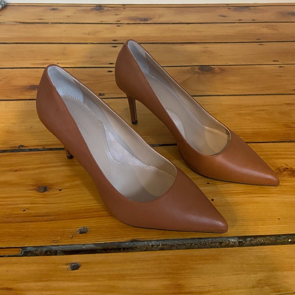 Cognac leather heels, like new, never worn, Banana Republic